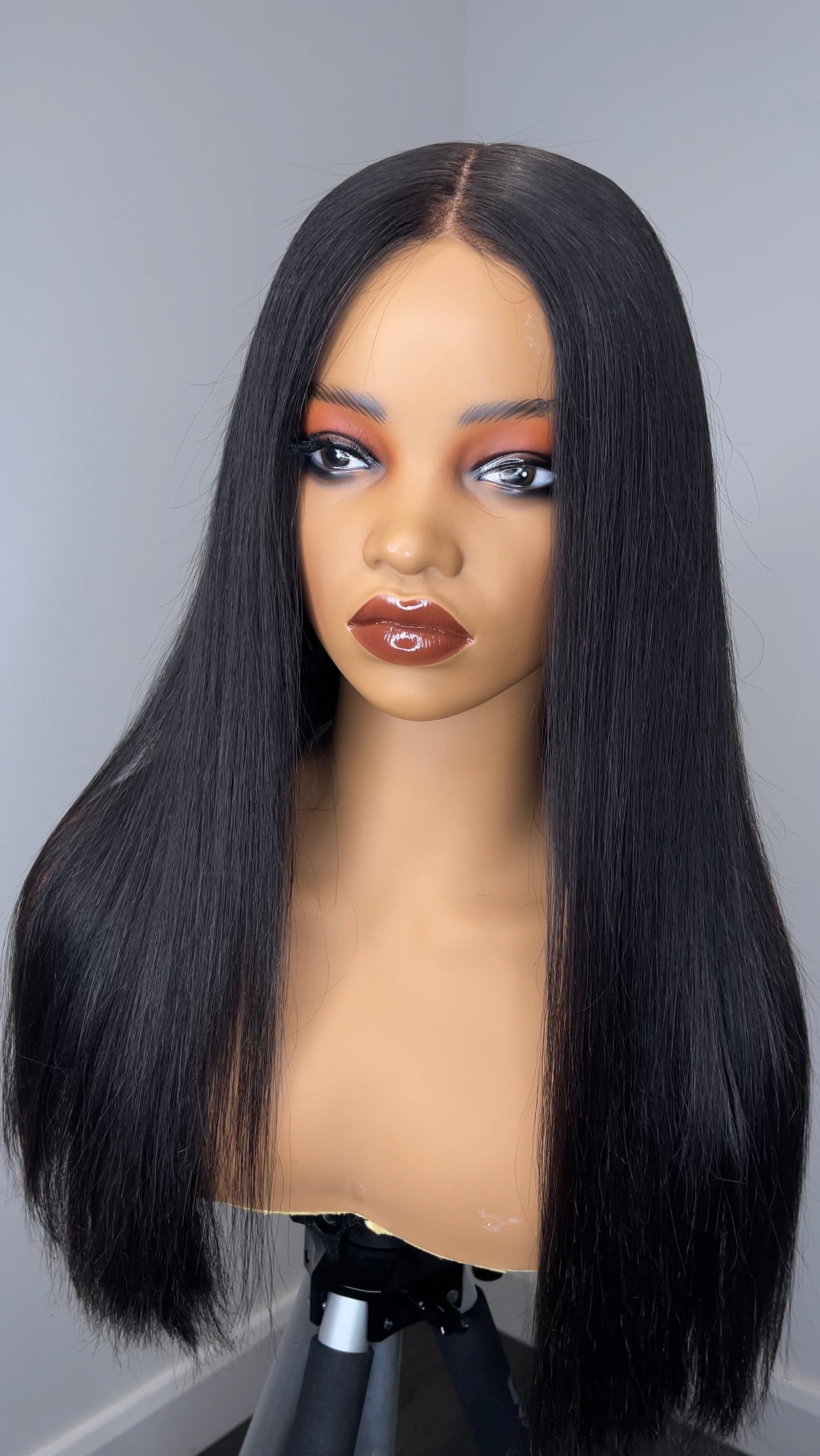 Michelle -18" Middle Part Blunt Cut Wig